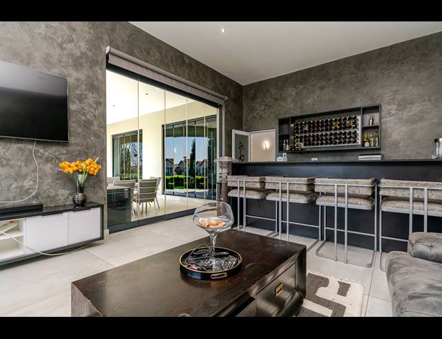 5 BEDROOM HOUSE FOR SALE IN BLUE VALLEY GOLF ESTATE